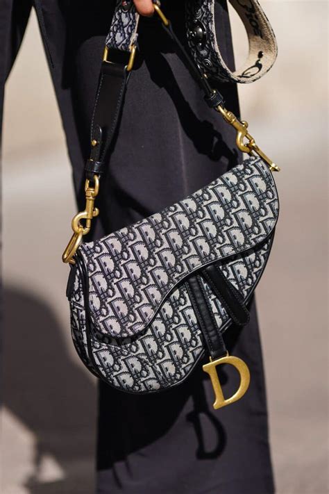 Saddle bag Dior: tutto sull'iconica borsa 